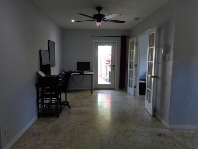 Foto del edificio - 728 NE 13th Ct