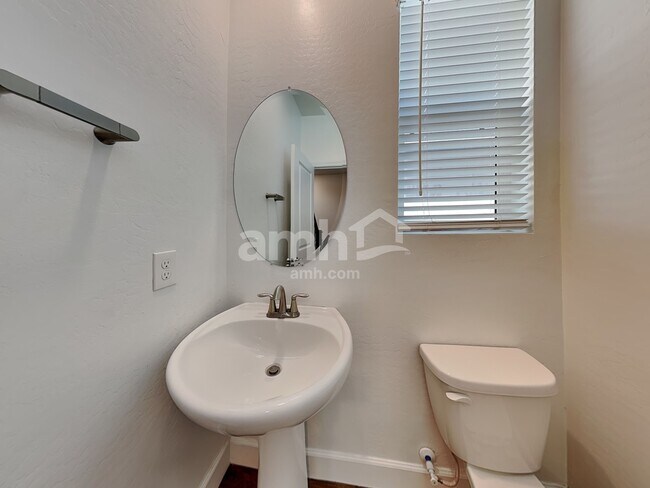 Foto del edificio - 681 West Bosal Dr