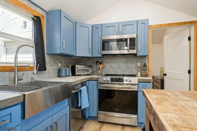 Foto del edificio - 100 Poplar Ln
