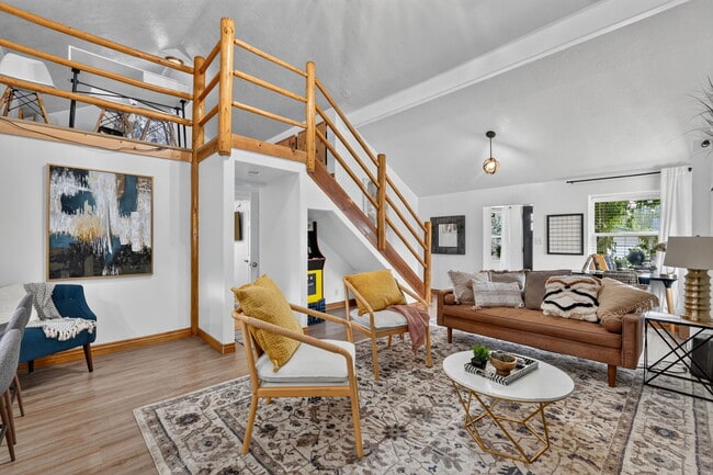 Building Photo - 471 W Elm St