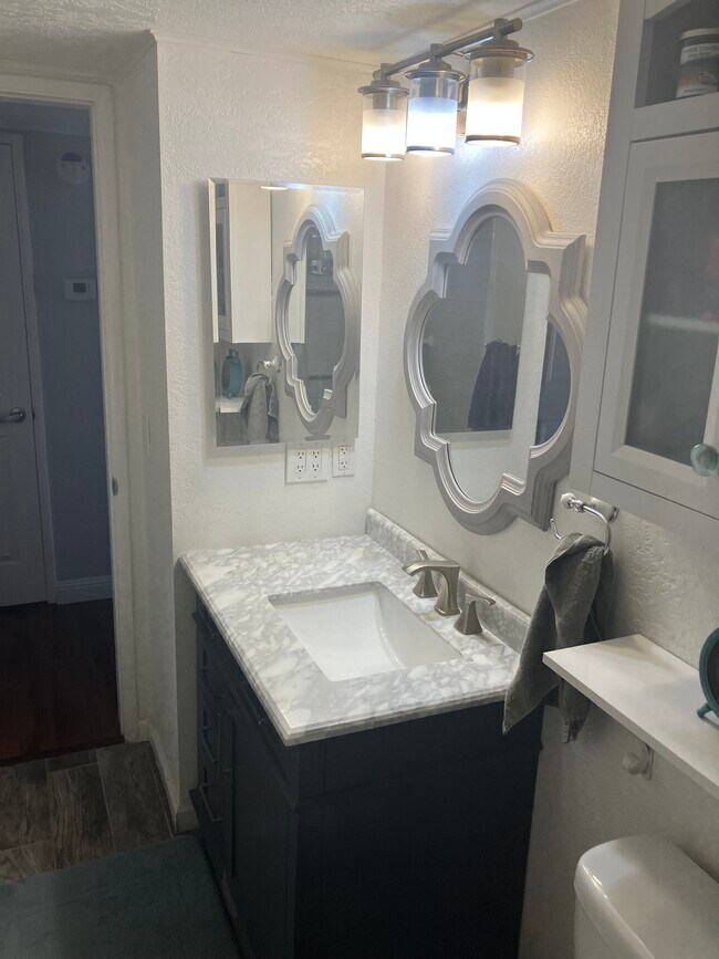 Foto del edificio - 1800 Club House Dr