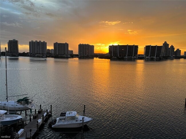 Building Photo - 3 br, 2.5 bath House - 17900 N Bay Rd Apt 609