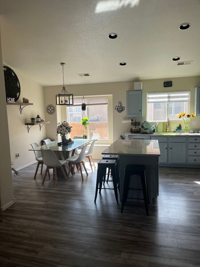 Building Photo - Sweet updated home in Northern Meadows