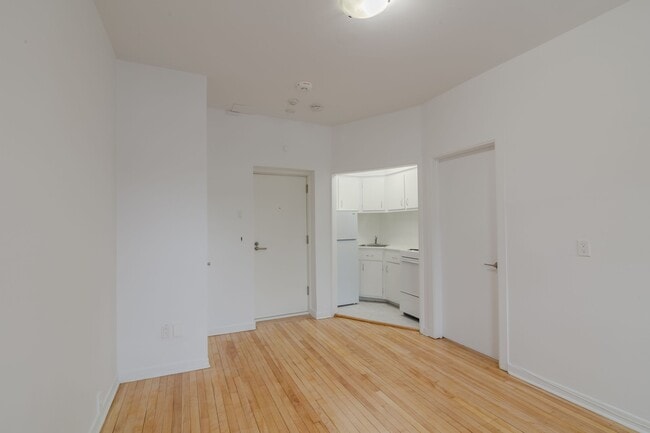 Building Photo - 3495 Av. Van Horne