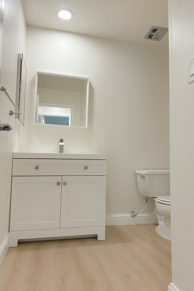 Hallway Bathroom - 101 Kinross Dr