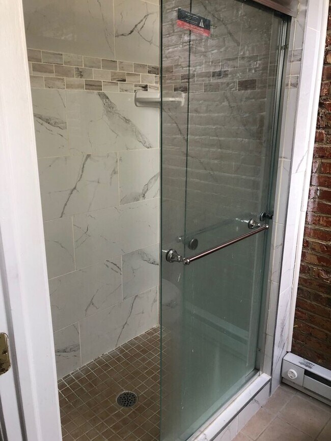 Foto del edificio - Spacious, Renovated 4BR/2.5BTH w/ HW Floor...