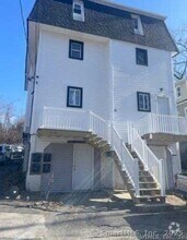 Building Photo - 51 River St