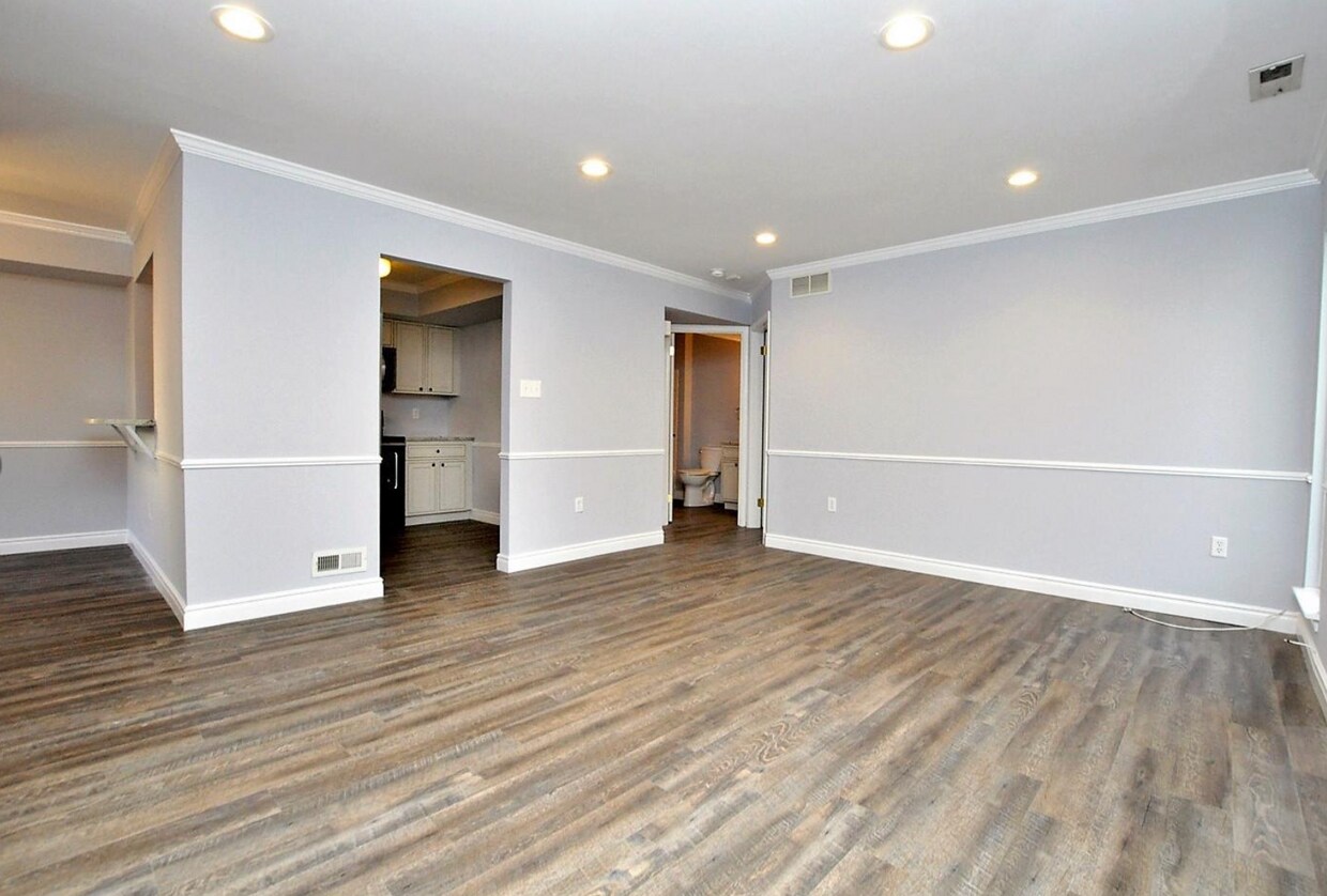 Building Photo - 157 Woodlake Dr