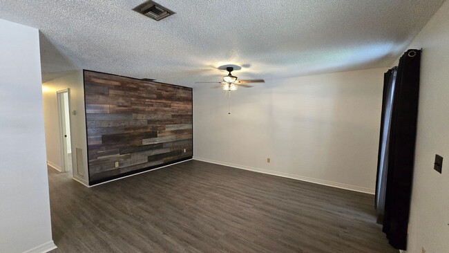 Building Photo - 2 Bed, 1.5 Bath private backyard
