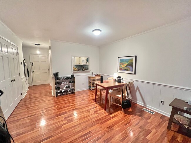 Foto del edificio - Centrally Located 2BD, 1.5BA Raleigh Townh...