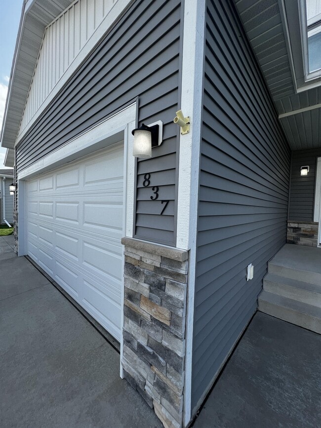 Building Photo - 837 Albert Dr W