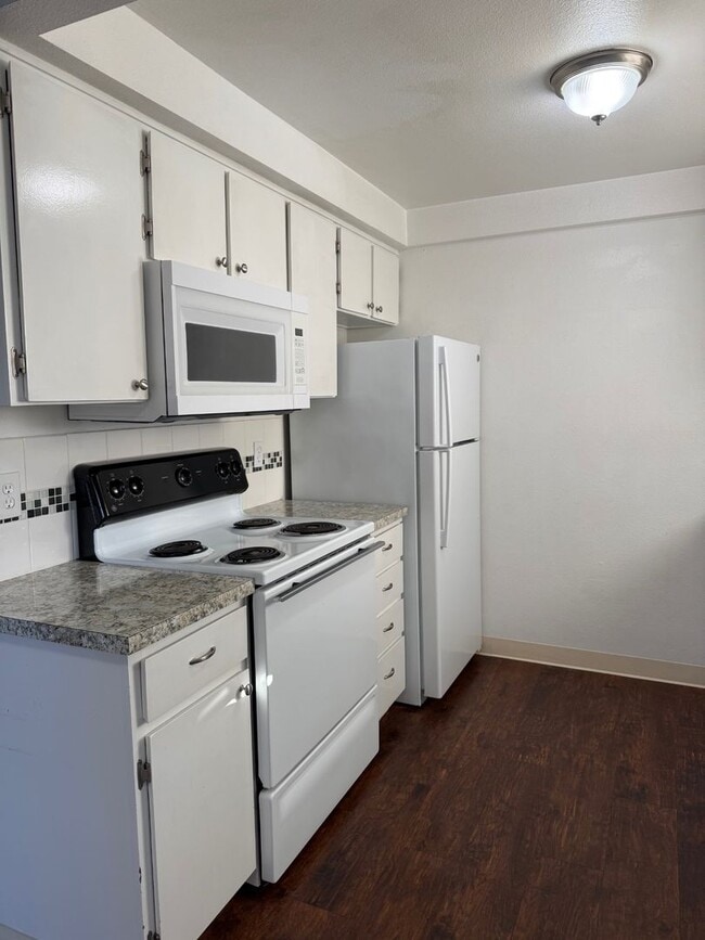 Building Photo - 1/2 off 1st Month's Rent - Cute Two Bedroom With Detached Garage