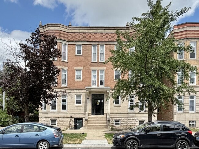 Building Photo - 1714 W Sunnyside Ave