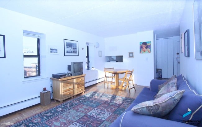 Building Photo - 520 W 110th St