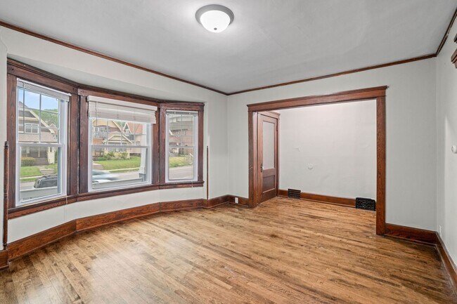 Building Photo - Oakland Upper Flat near campus