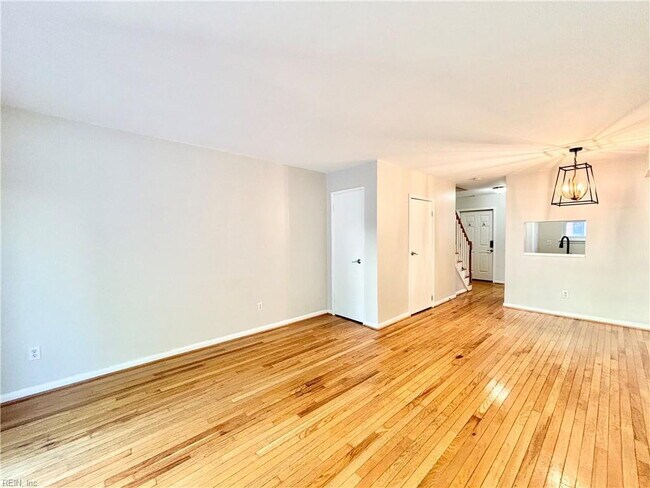 Building Photo - Gorgeous Condo in Willoughby Beach