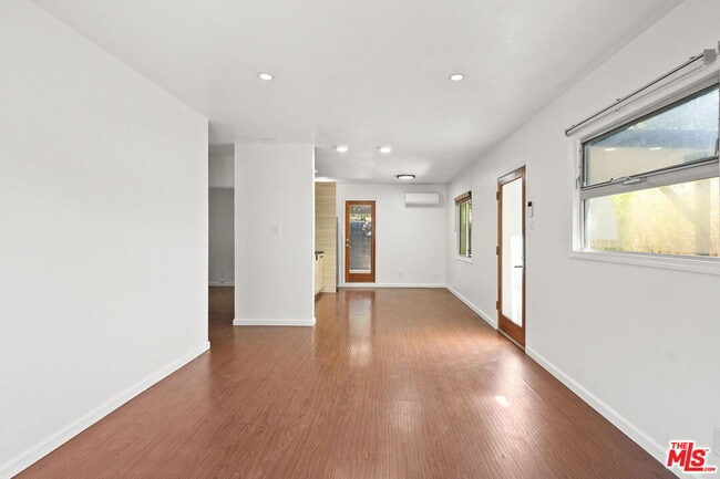 Foto del edificio - 3544 Division St