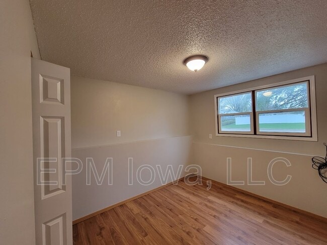 Building Photo - 1350 Meadow Ln