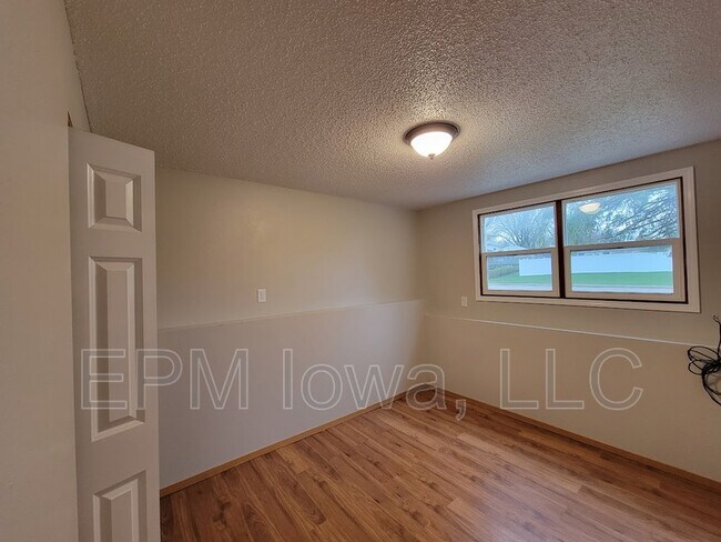 Foto del edificio - 1350 Meadow Ln