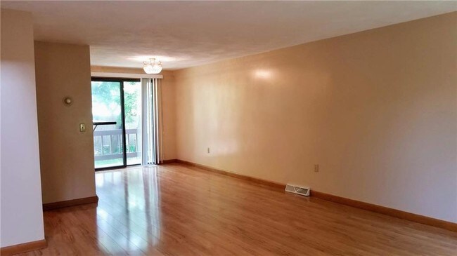 Foto del edificio - 242 Mayfield Ave