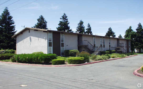 Building Photo - Iris Court