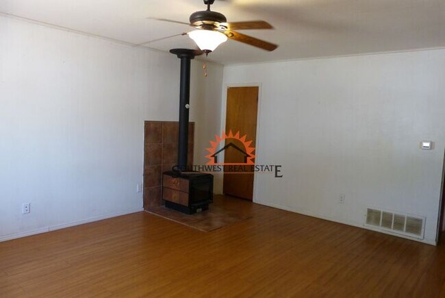 Building Photo - 3 bedroom 2 bath 1 car garage