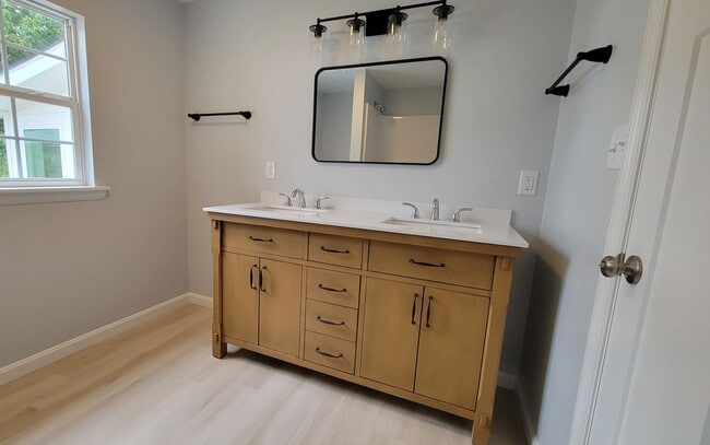 Building Photo - Remodeled Single Family home in Milton