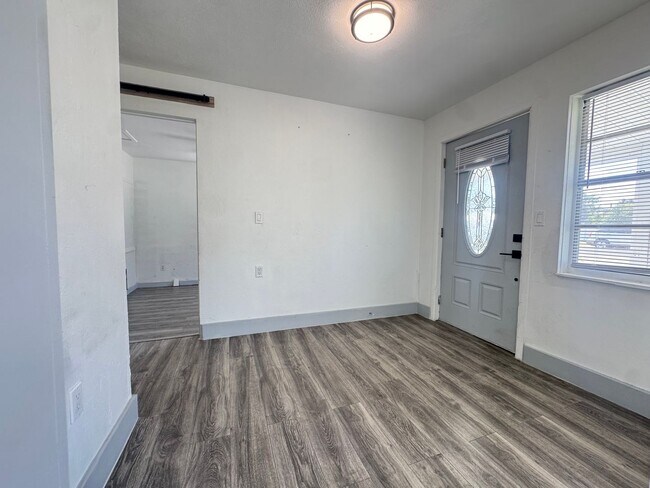 Foto del edificio - Annual Unfurnished 3-Bedroom, 1-Bathroom H...