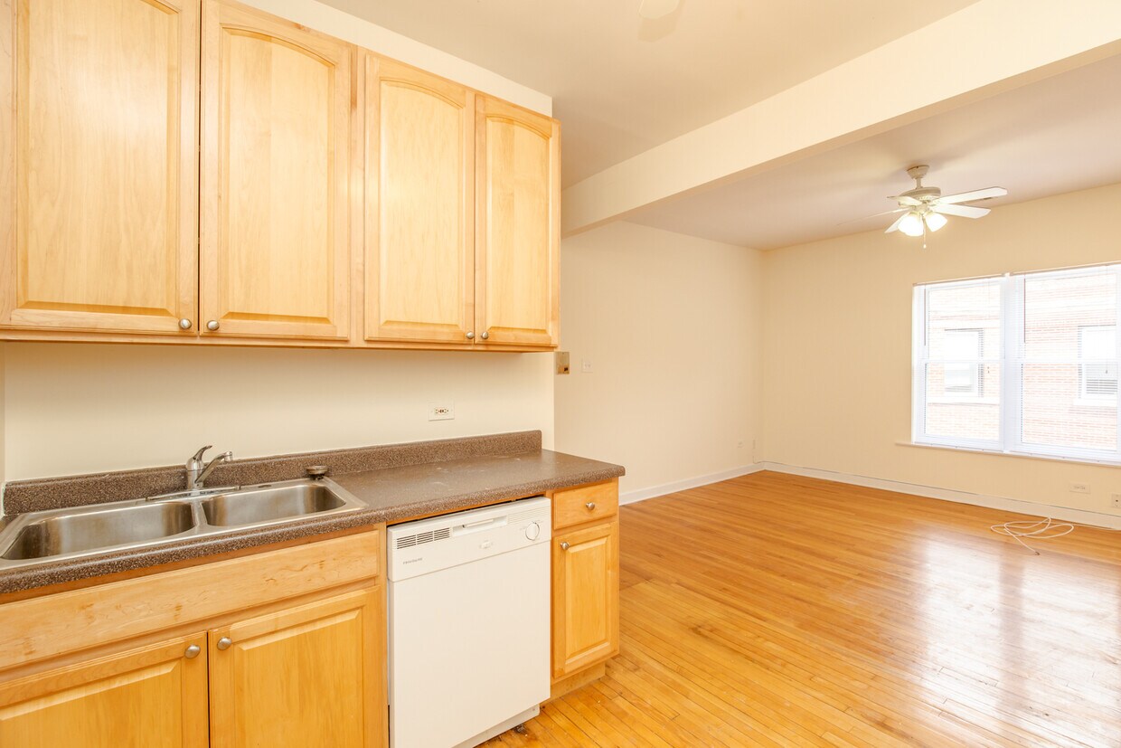 Primary Photo - 857 W Cornelia Ave
