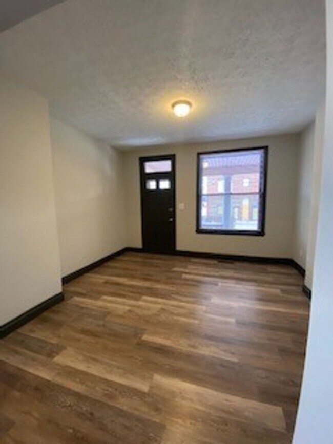 Foto del edificio - 991-993 E Livingston Avenue