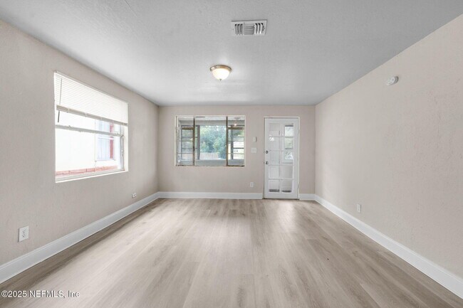 Foto del edificio - 1321 W 12th St