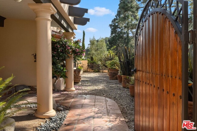 Building Photo - 1344 Bienveneda Ave