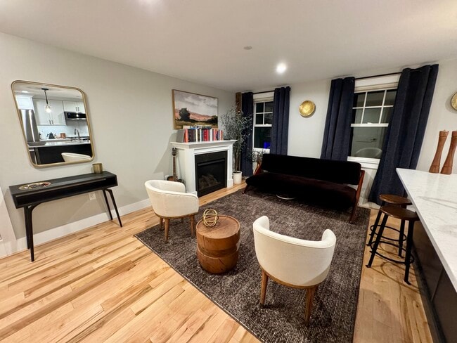 Living room with fireplace - 45 Market St