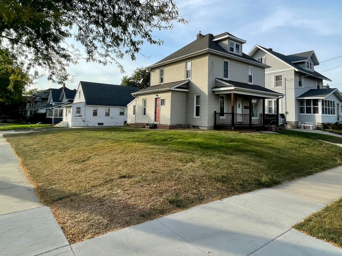 Primary Photo - 103 7th Ave NW