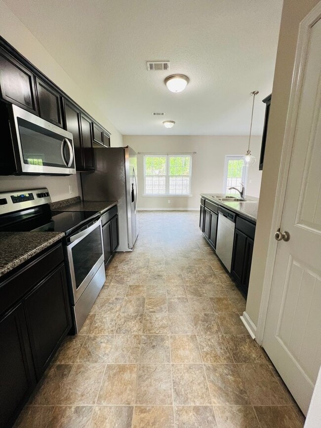 Foto del edificio - AVAILABLE NOW!