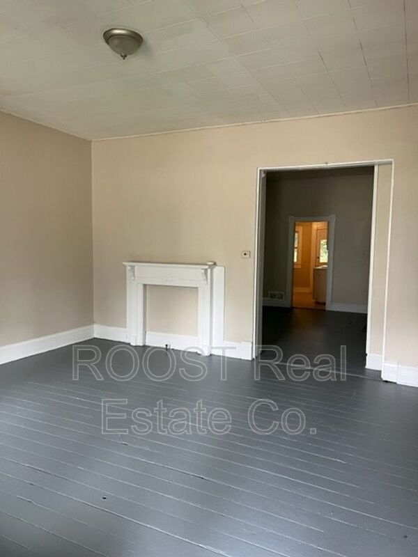 Foto del edificio - 131-133 N Greenmount Ave
