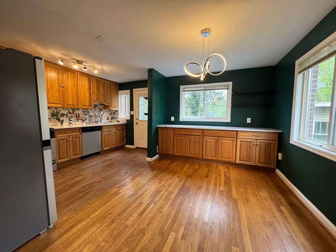 Foto principal - Spacious 3 Bed 2 Bath Semi-Detached Brick ...
