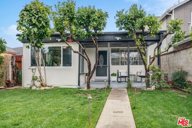 Building Photo - 5514 Woodman Ave