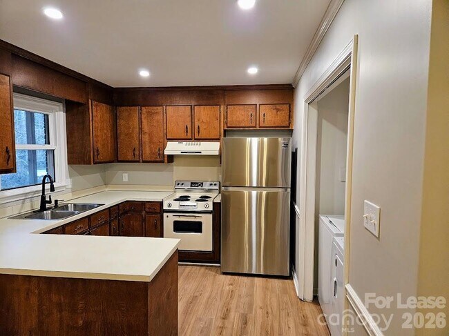 Building Photo - 1540 Cooper Ave