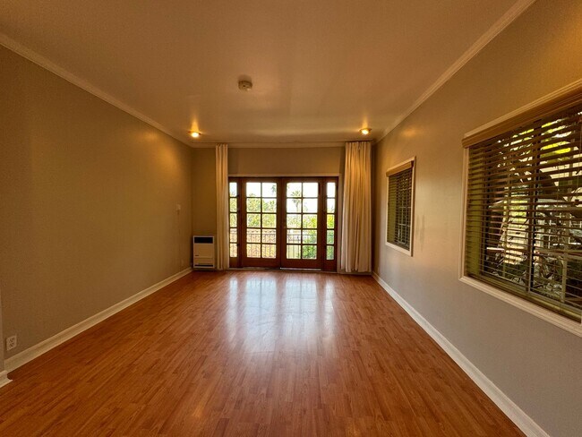 Foto del edificio - ALL UTILITIES INCLUDED 1920s Spanish courtyard building Walking distance to all Hollywood amenities