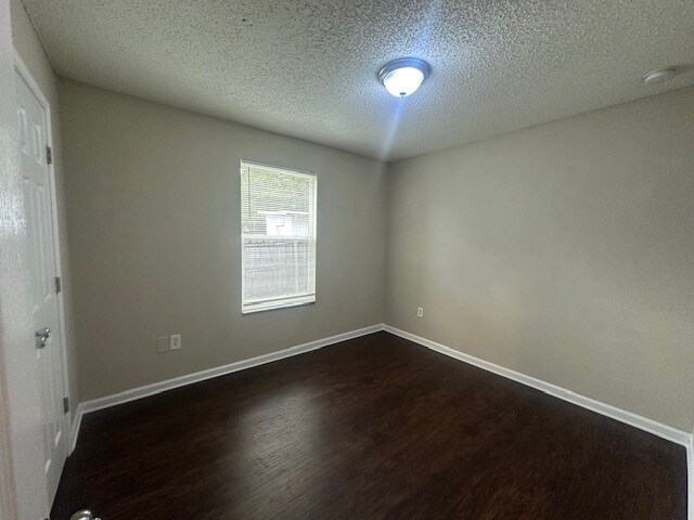Foto del edificio - Coming Soon! Spacious 4 Bedroom Home with Fenced Yard!