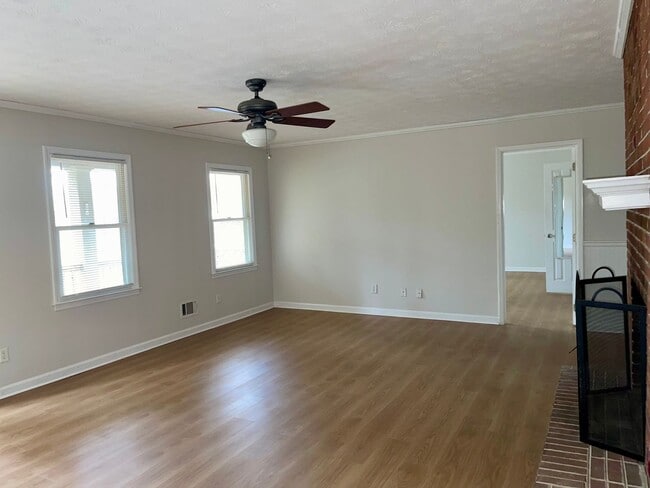 Foto del edificio - Spacious Updated 3 Bed/2 Bath Situated on a Private Lot!