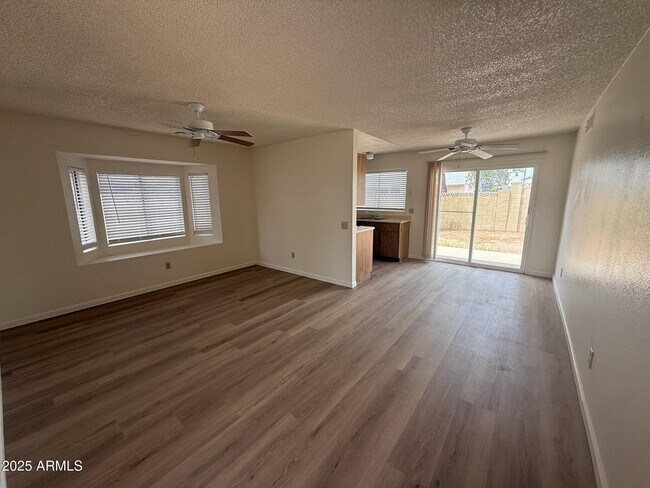Foto del edificio - 3124 W Mohawk Ln