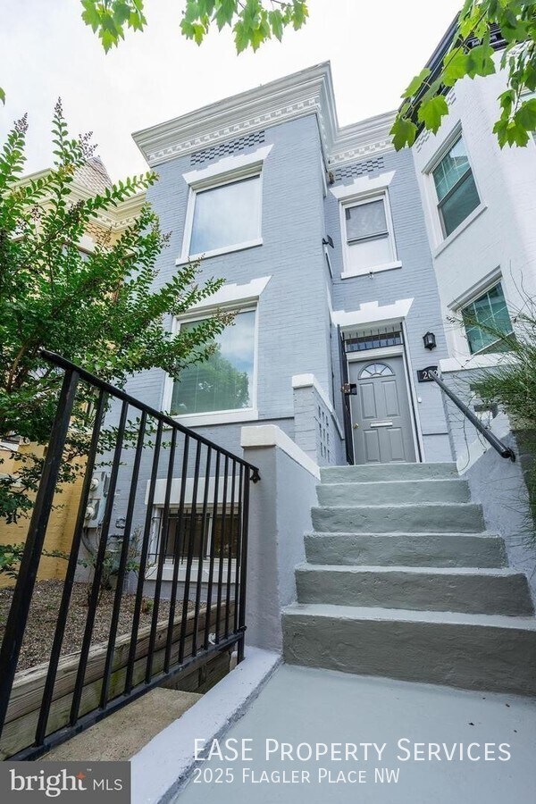 Building Photo - 2025 Flagler Pl NW