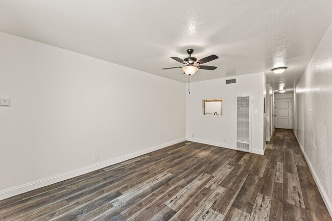 Building Photo - 248 E Buckthorn St