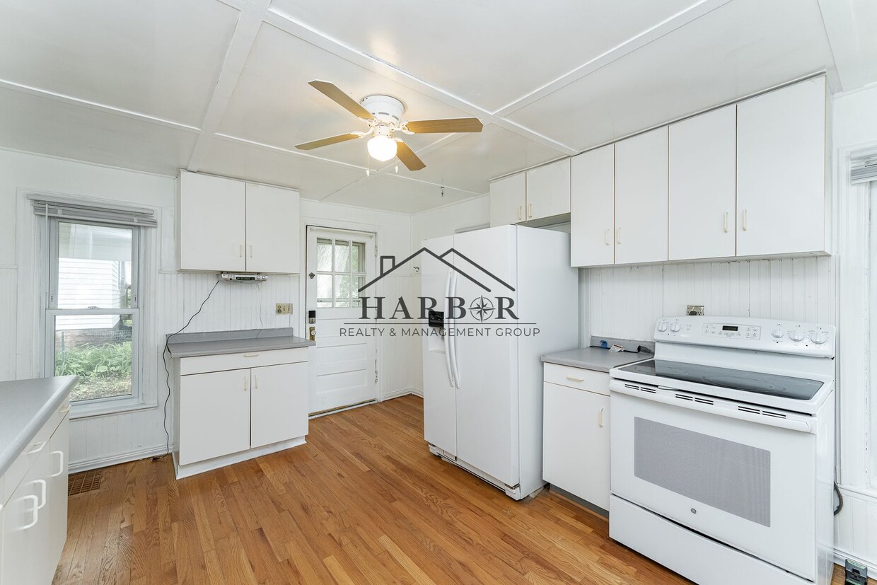 Primary Photo - 225 10th St NW