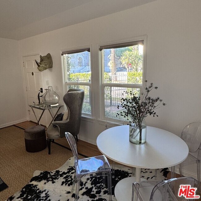 Foto del edificio - 8036 Norton Ave