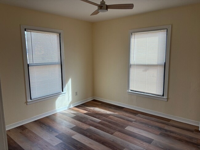 Building Photo - 3/2 Near Downtown Sherman!