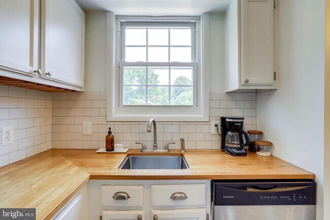 Foto del edificio - 2705 S Walter Reed Dr