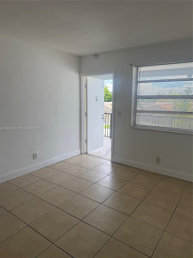 Building Photo - 1100 NE 1st Ct